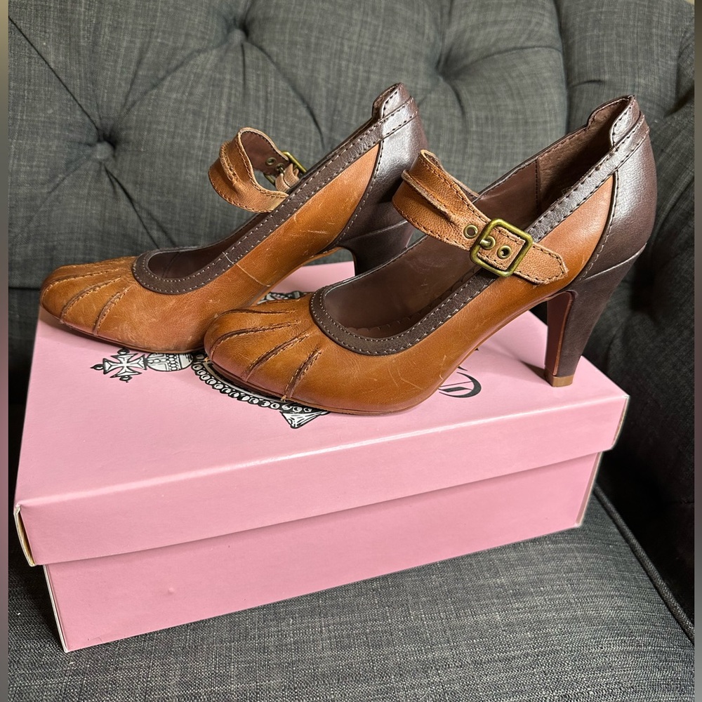 NWT Crown Vintage Felicia Two-Tone Brown Buckled Heels.  Women’s 6